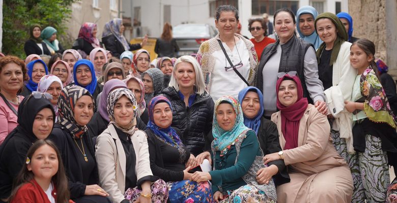 Melek Mızrak Subaşı Vatandaşlarla Bir Arada