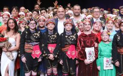Türk Halk Oyunları Topluluğu Büyüledi