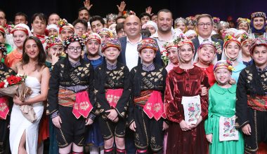 Türk Halk Oyunları Topluluğu Büyüledi
