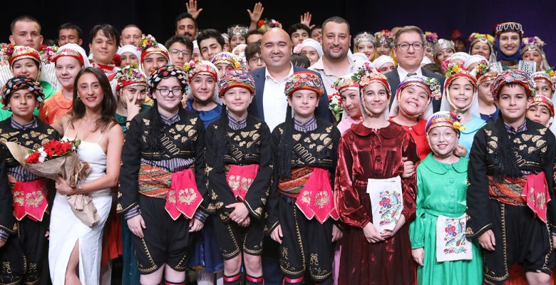 Türk Halk Oyunları Topluluğu Büyüledi