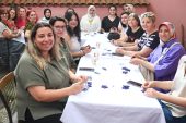 Kadınlar Ürettiklerini Hediye Ediyor