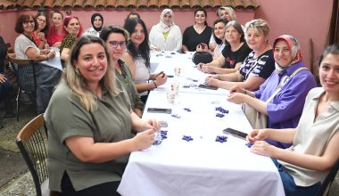 Kadınlar Ürettiklerini Hediye Ediyor