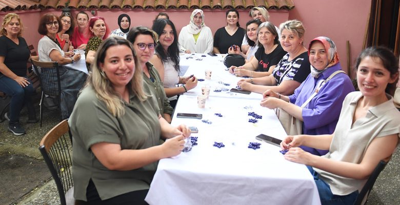 Kadınlar Ürettiklerini Hediye Ediyor
