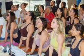 İzmir’de Güneşi Yoga İle Uğurladılar