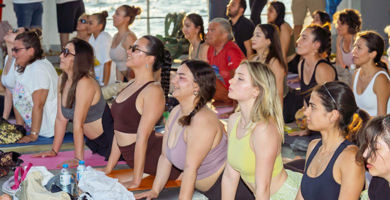 İzmir’de Güneşi Yoga İle Uğurladılar