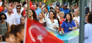 EFEST 2025 Renkli Görüntülerle Başladı