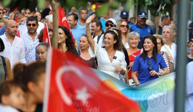 EFEST 2025 Renkli Görüntülerle Başladı