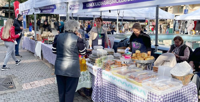 Bursa Heykelde Meydan Kadınların